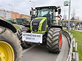 Traktory a další stroje při protestech zemědělců v Praze - 7. března 2014 - traktor značky Claas