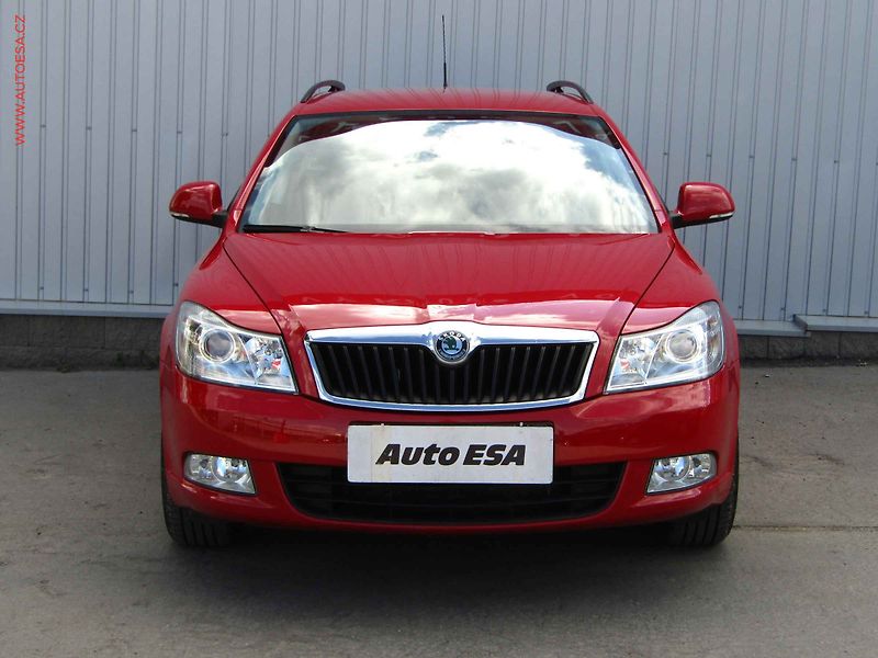 Škoda Octavia (2010) 1.2 TSi, ČR, Ambiente - fotka 2 z 15