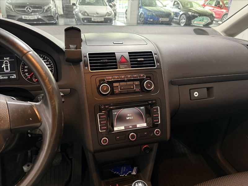 Volkswagen Touran 1,6   TDI 77KW VÝHŘEV TAŽNÉ - fotka 14 z 19