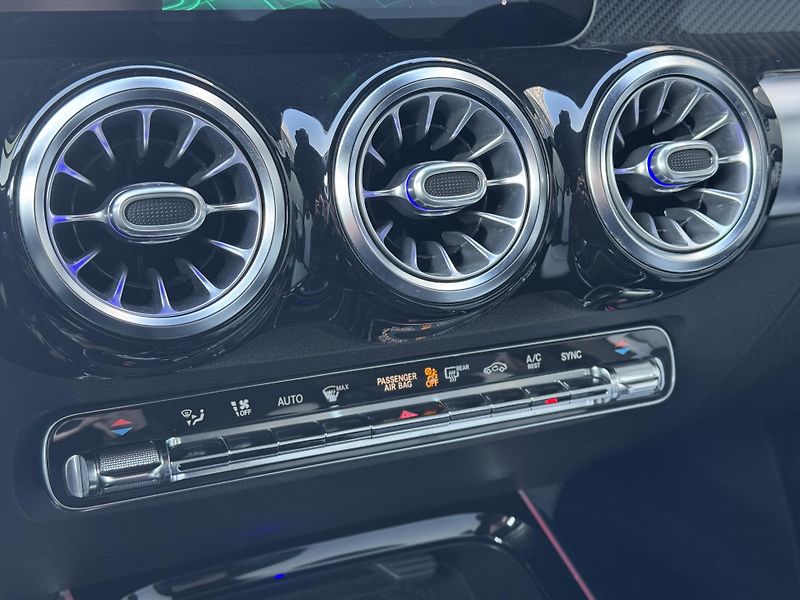 Mercedes-Benz GLB (2019) 200d 4Matic, AMG Line Head-up  - fotka 36 z 51