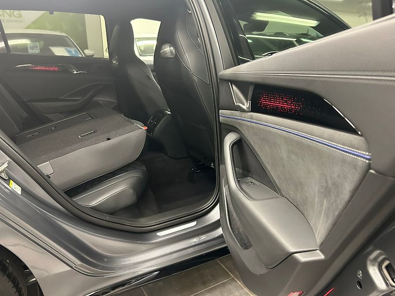 Volkswagen Passat (2025) R-Line Black 142kW DSG 4WD | Z - fotka 31 z 65