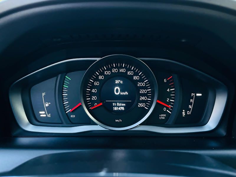 Volvo XC60 2.0D 5VÁLEC AUT TAŽNÉ VÝHŘEV - fotka 50 z 50