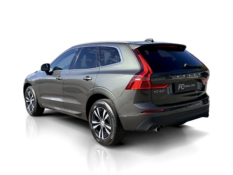 Volvo XC60 T5 AWD // MOMENTUM PRO  - fotka 3 z 49
