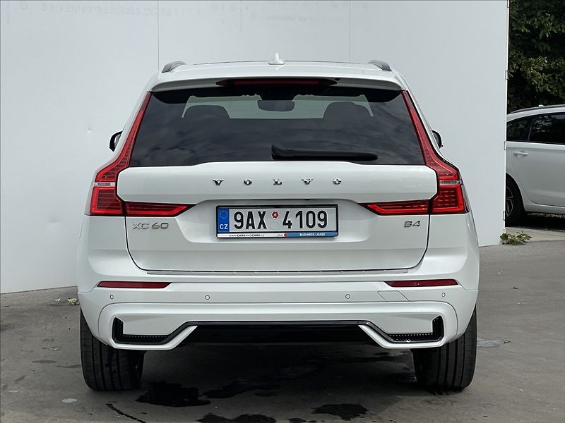Volvo XC60 2,0 B4 A8 Ultimate Dark LED - fotka 21 z 22