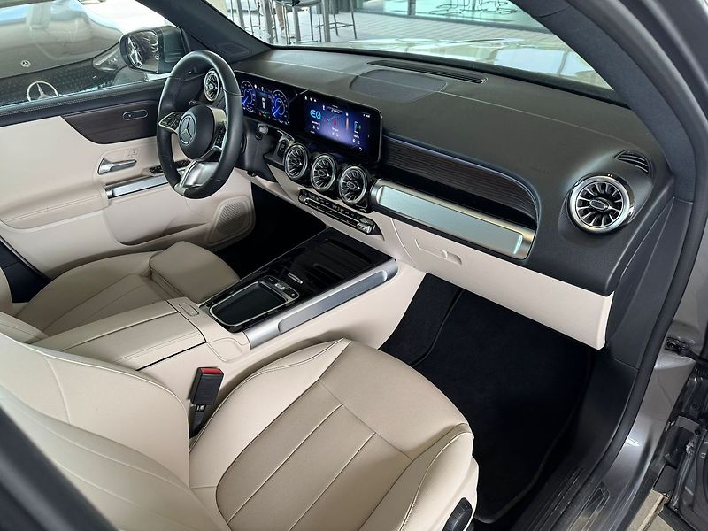 Mercedes-Benz EQB 300 4MATIC - fotka 18 z 20