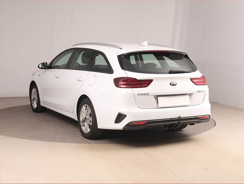 Kia Ceed (2022) Fresh 1.6 CRDi MHEV, ČR,1.maj - fotka 4 z 15