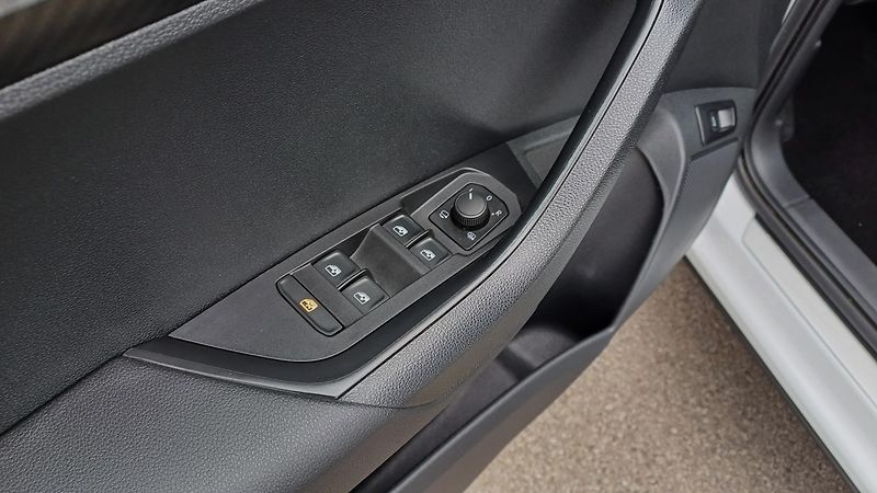 Škoda Karoq 2.0 TDI 110kW DSG 4x4 WEBASTO - fotka 24 z 50