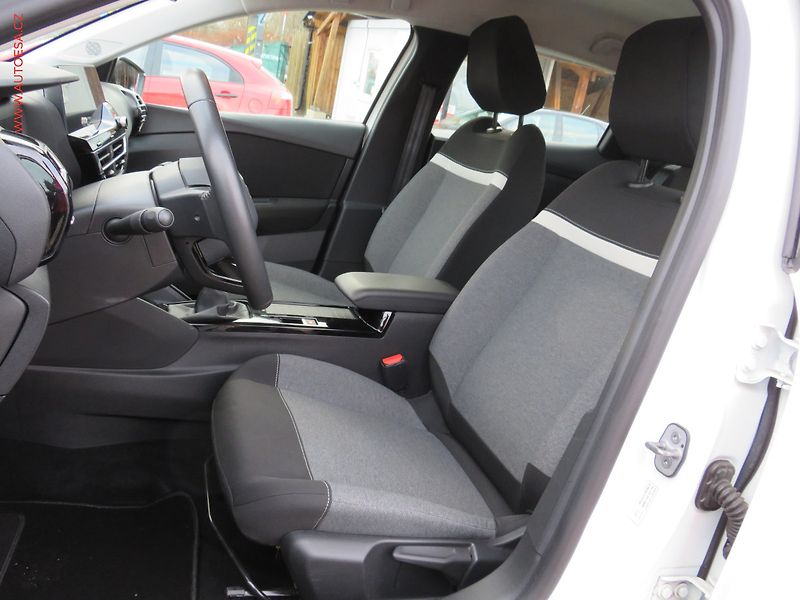 Citroën C4 (2021) 1.2 PT, 1.maj,ČR, LED, navi - fotka 9 z 36