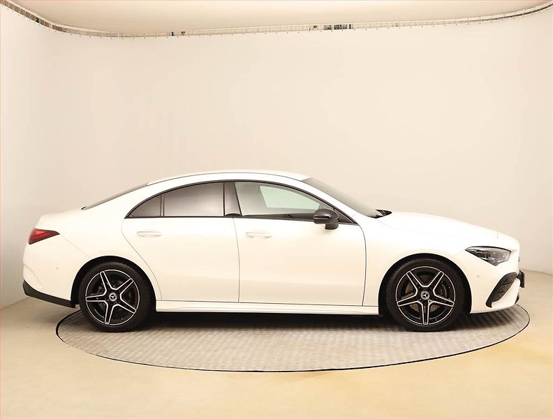 Mercedes-Benz CLA (2023) AMG Paket 200 d - fotka 6 z 27