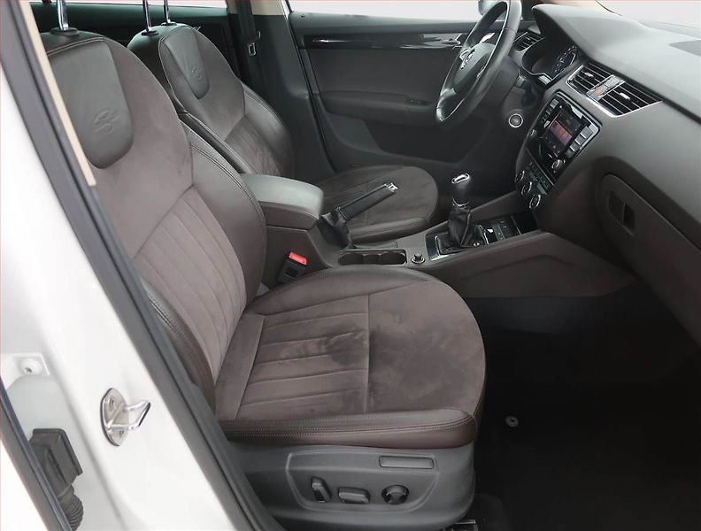 Škoda Octavia (2015) Laurin&Klement 2.0 TDI, 4X4 - fotka 9 z 22