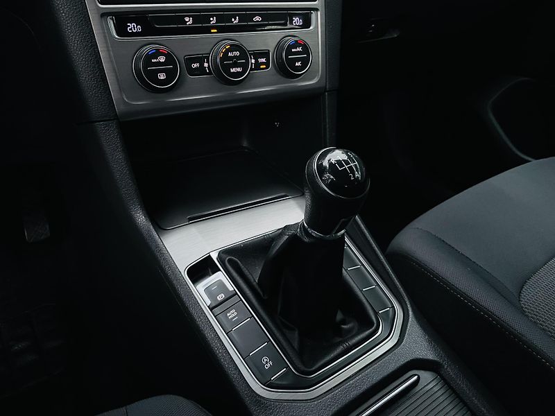 Volkswagen Golf Sportsvan 1.6TDI MANUÁL SENZORY TEMPOMAT - fotka 34 z 40