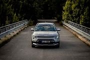 Jiný vzhled přídě mají hybridní a plug-in hybridní verze, jiný plně elektrická