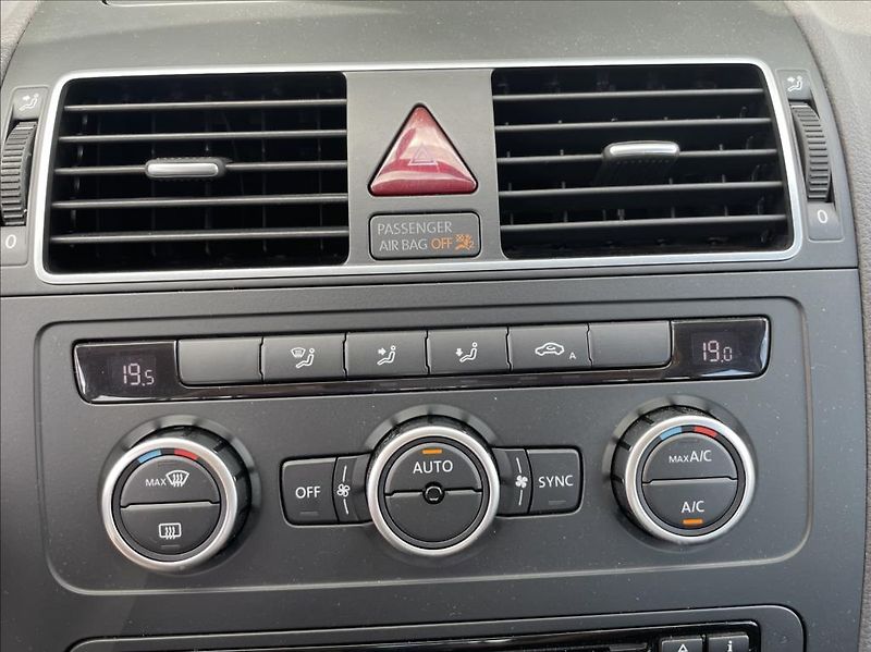 Volkswagen Touran 1,6 TDi  Navigace,Climatronic - fotka 21 z 49