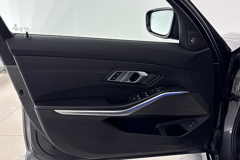 BMW Řada 3 320d xDrive - fotka 15 z 24