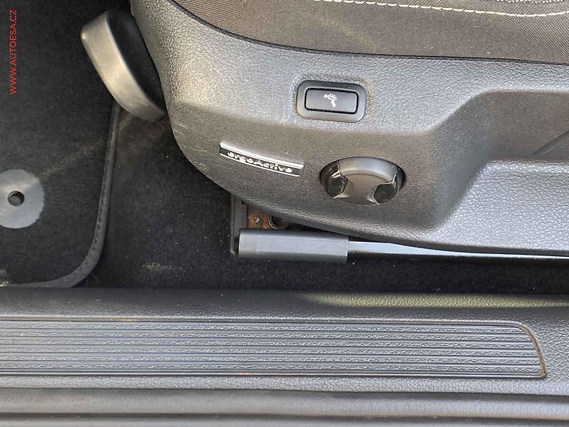 Volkswagen Golf (2017) 1.5TSi, Highline, LED, šíbr - fotka 12 z 15