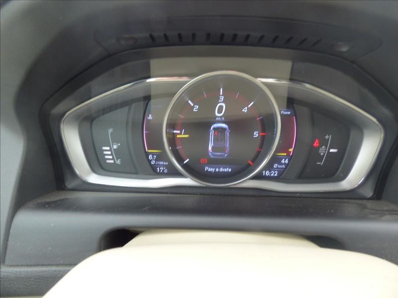 Volvo XC60 2,0 D3  Summum - fotka 11 z 34