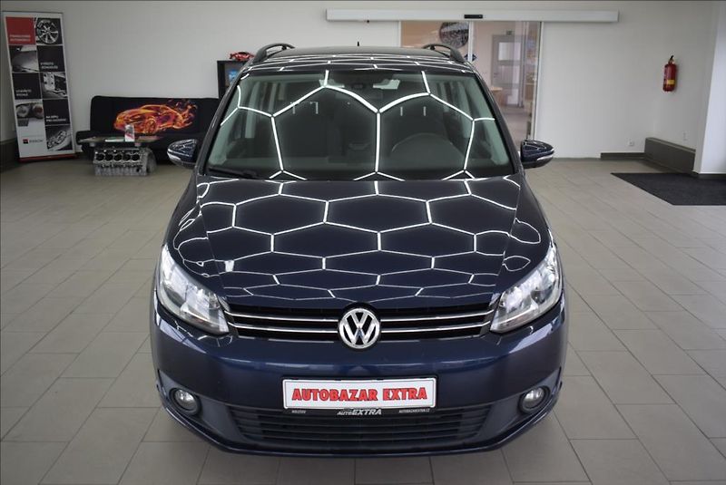 Volkswagen Touran 1,6 TDi, 7-míst,NAVI,1.maj., - fotka 2 z 29