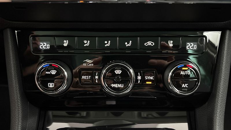 Škoda Superb 2.0 TDI DSG L&K Combi - fotka 13 z 34