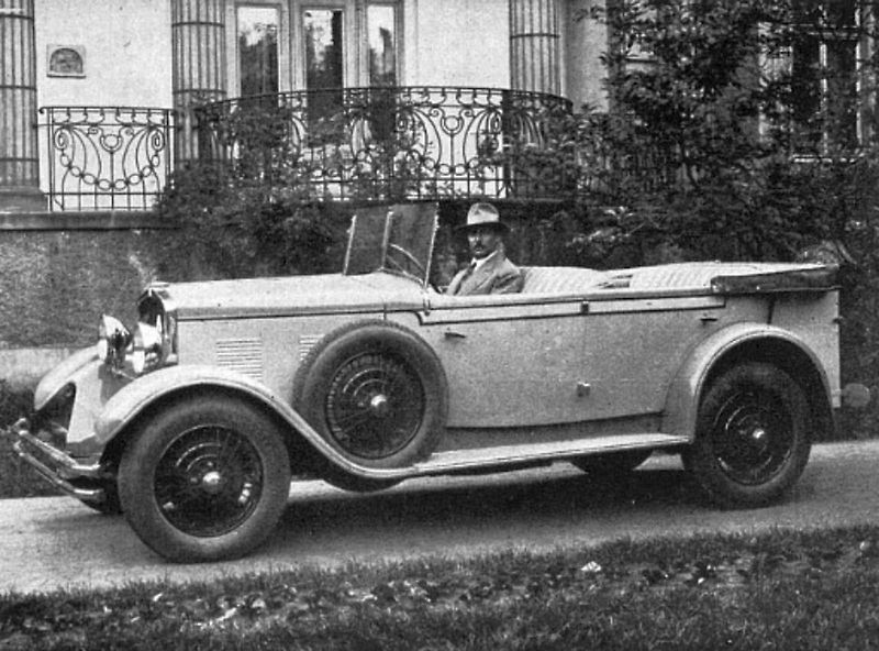 Před 100 lety se v továrně Wikov rozhodli pro zahájení výroby automobilů. Na snímku je renovovaný Wikov 35 Kapka, první československý aerodynamický automobil.