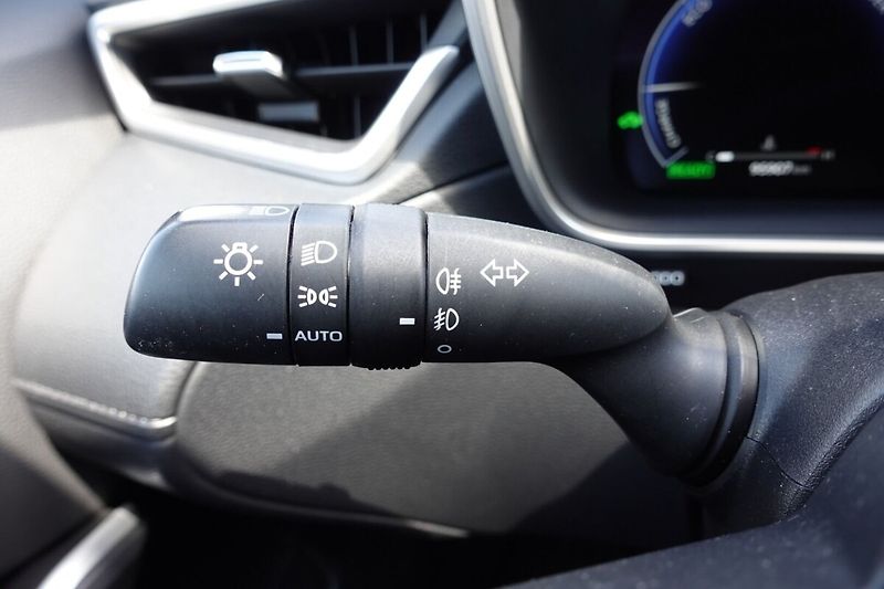 Toyota Corolla Cross 2,0 HEV Style Tech FWD - fotka 27 z 33