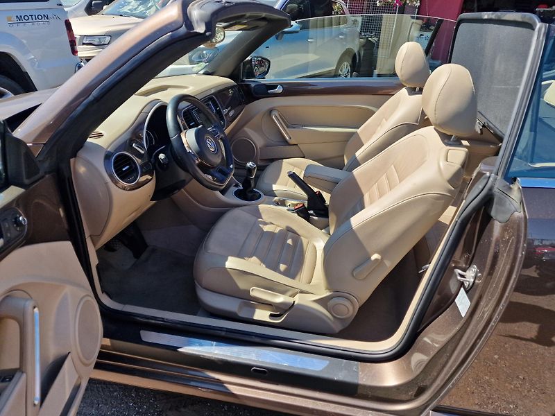Volkswagen Beetle CABRIO 2,0TDI DESIGN - fotka 13 z 22