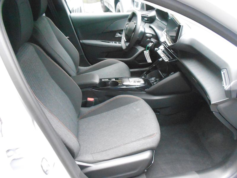 Peugeot 208 ALLURE El. 115 kW 51KWh - fotka 8 z 8