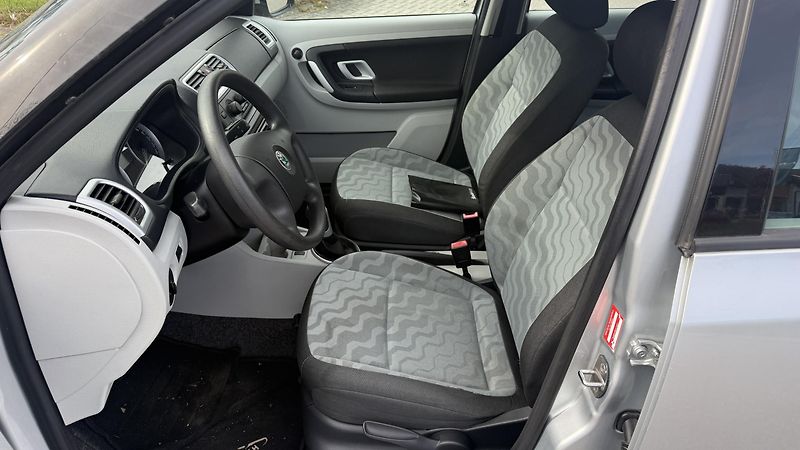Škoda Fabia (2009) 1.4 16V 63KW 115 TIS KM KLIMA - fotka 14 z 20