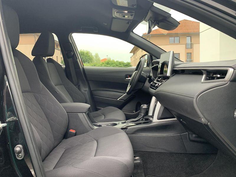 Toyota Corolla Cross STYLE TECH 2.0 HEV 143kW AT - fotka 15 z 32