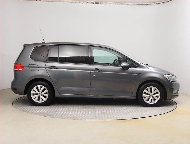 Volkswagen Touran (2020) Highline 2.0 TDI, Automat - fotka 6 z 22