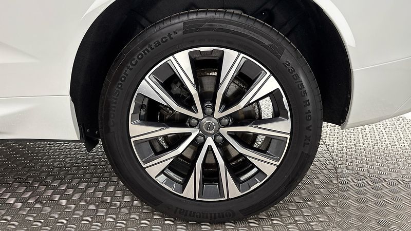 Volvo XC60 2.0 B4 AUT AWD Momentum Pro - fotka 19 z 28