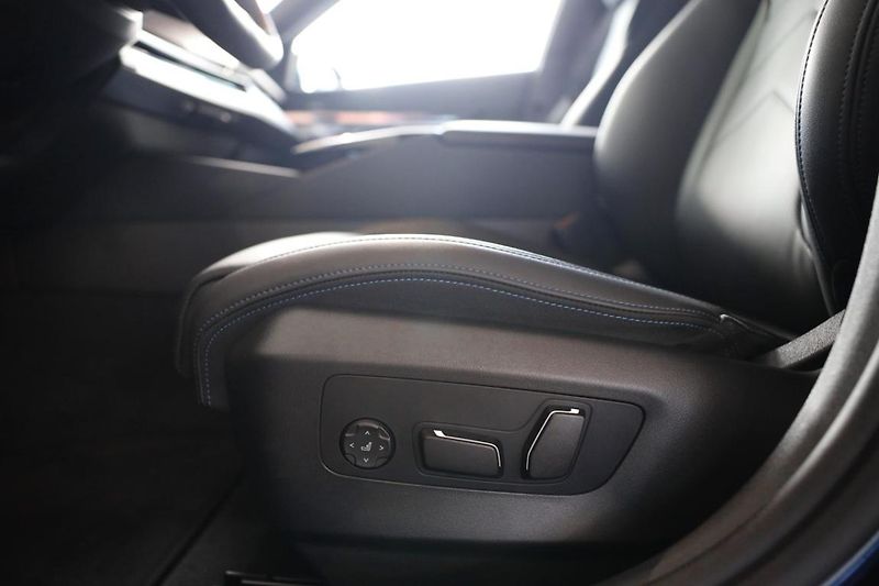 BMW Řada 5 550e xDrive Touring - fotka 25 z 32