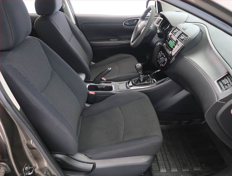 Nissan Pulsar (2015) 1.2 DIG-T, Park. senzory - fotka 9 z 18