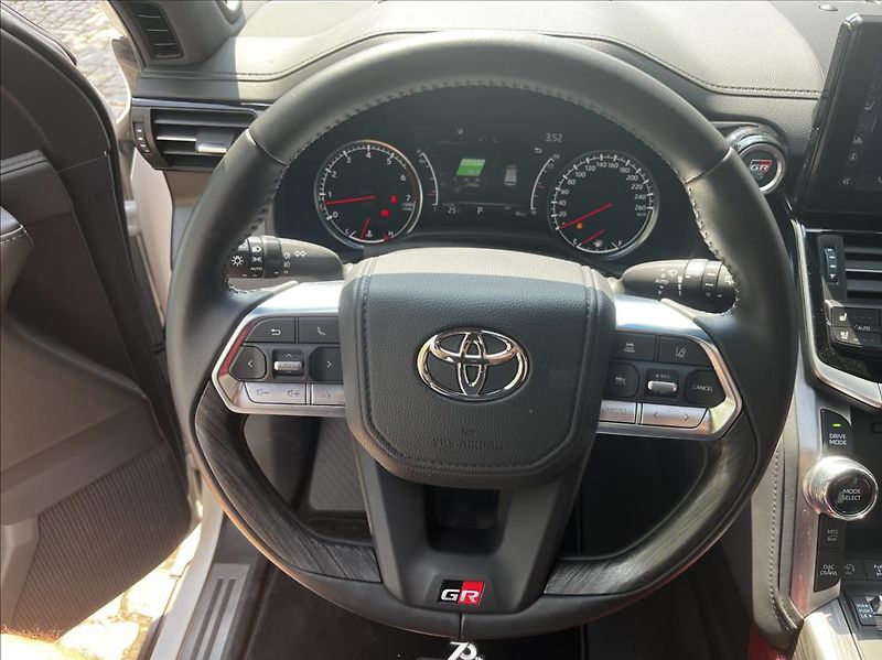 Toyota Land Cruiser 300  3,5 V6 TT 10AT GR Sport 7 - fotka 19 z 45