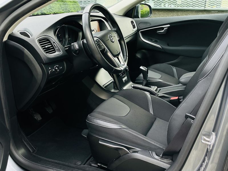 Volvo V40 2.0i MANUÁL KAMERA SERVISKA - fotka 26 z 45