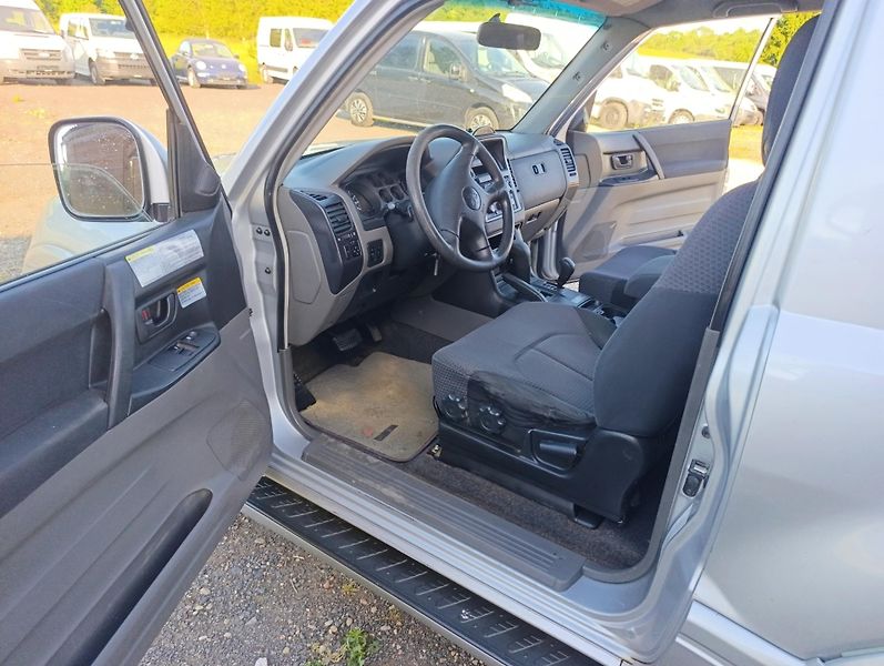 Mitsubishi Pajero (2003) 3.2 DID GLX A/T - fotka 12 z 12