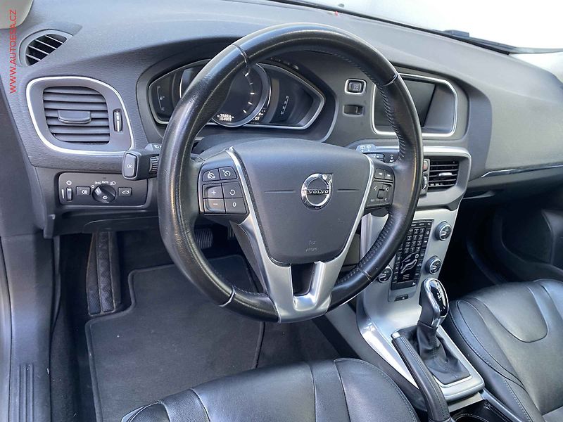 Volvo V40 (2019) 2.0 D2, AT, LED, kůže, panor - fotka 12 z 18