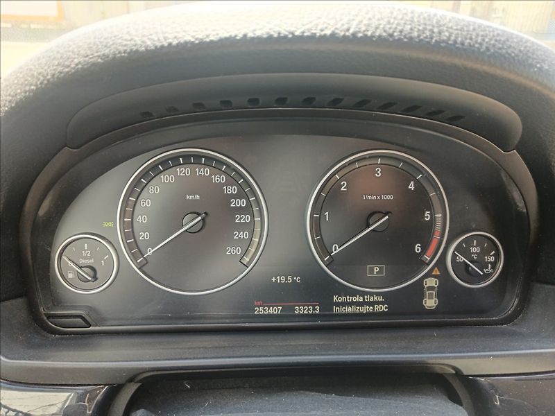 BMW Řada 5 2,0 525D Xdrive - fotka 21 z 24