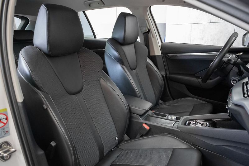 Škoda Octavia 2.0 TDI DSG*STYLE*KAMERA*KESSY - fotka 11 z 41