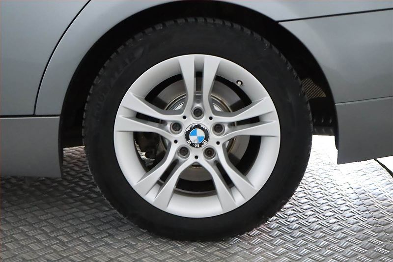 BMW Řada 3 (2010) 320 d xDrive, 4X4, Automat - fotka 15 z 24