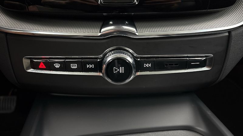 Volvo XC60 2.0 B4 AUT AWD Essential - fotka 13 z 27