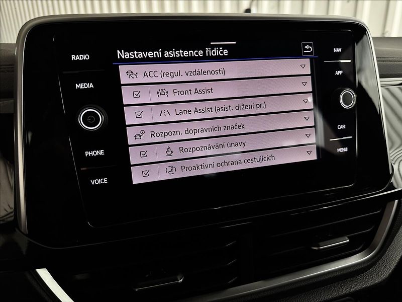 Volkswagen T-Roc R-LINE ACC NEZ-TOP 2XALU DPH - fotka 25 z 46