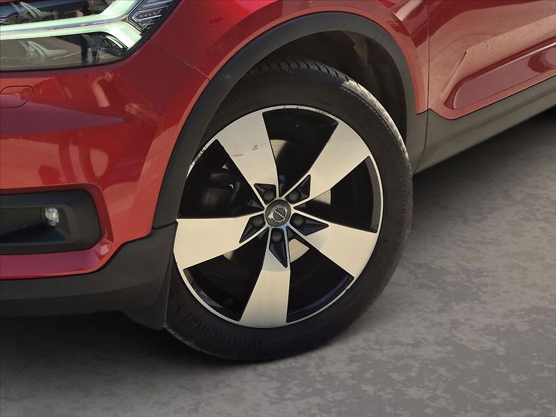 Volvo XC40 2,0 B4 AWD AT - fotka 6 z 19