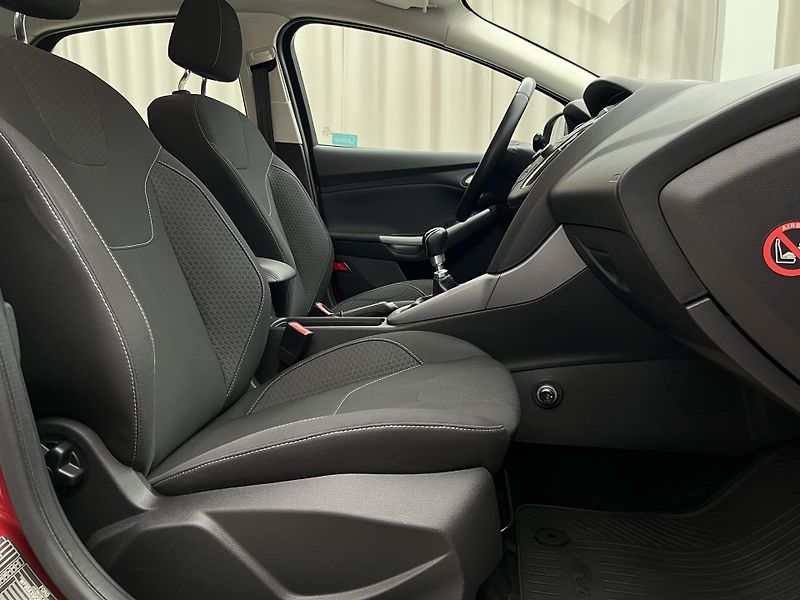 Ford Focus 1.5 ECOBOOST MAN 1. maj. - fotka 16 z 36