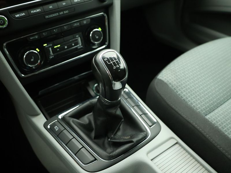 Škoda Superb 2,0 TDI 103kW Ambition Tažné - fotka 21 z 31