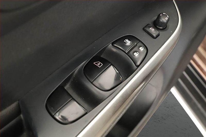 Nissan Navara (2019) 2.3 dCi, Navigace, Xenony - fotka 16 z 27