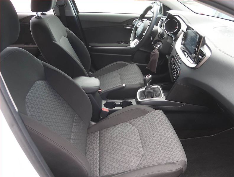 Kia Ceed (2022) Silver 1.5 T-GDI, Serv.kniha - fotka 9 z 16