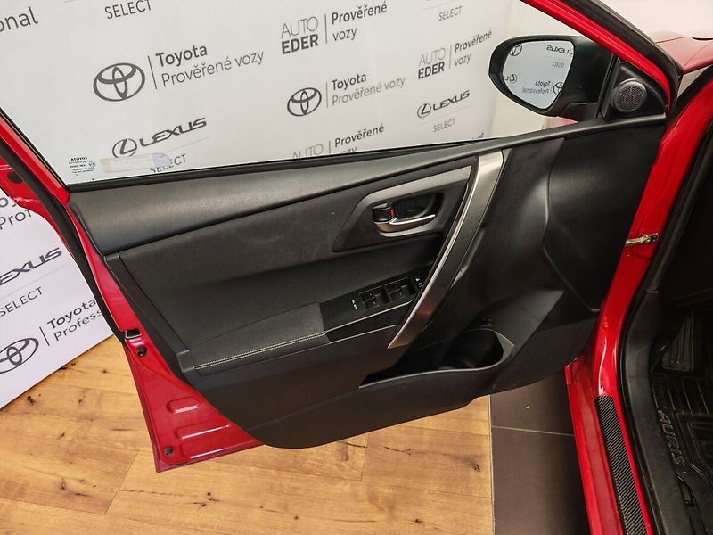 Toyota Auris 1.3 Dual VVT-i Active - fotka 15 z 30