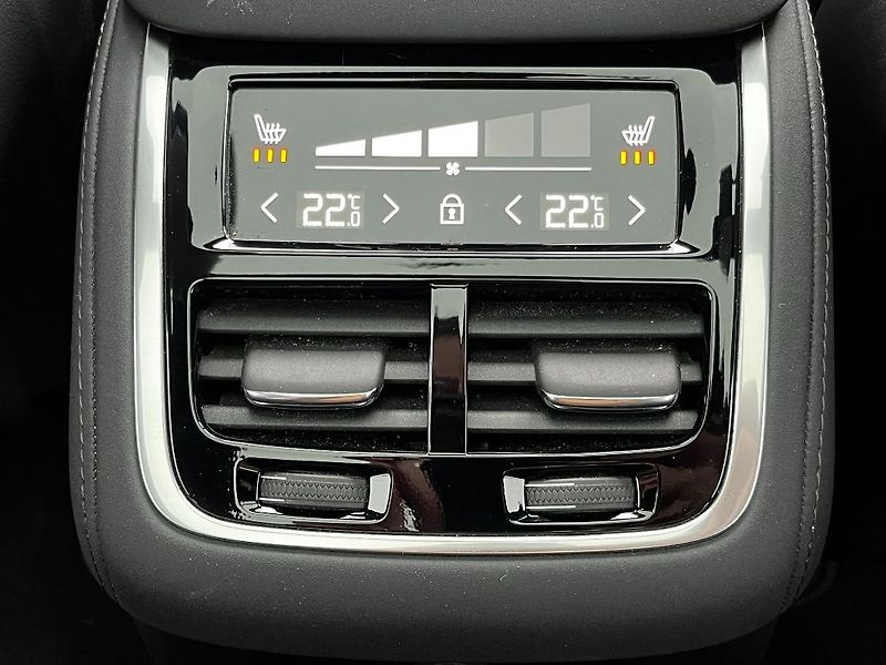 Volvo XC90 Plus Dark T8 AWD 335kW - fotka 27 z 31