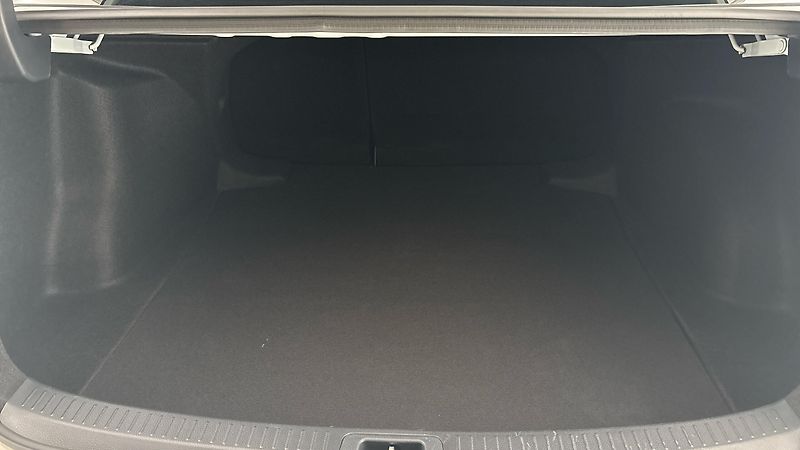 Toyota Corolla 1.8 Hybrid AUT Active Sedan - fotka 17 z 24