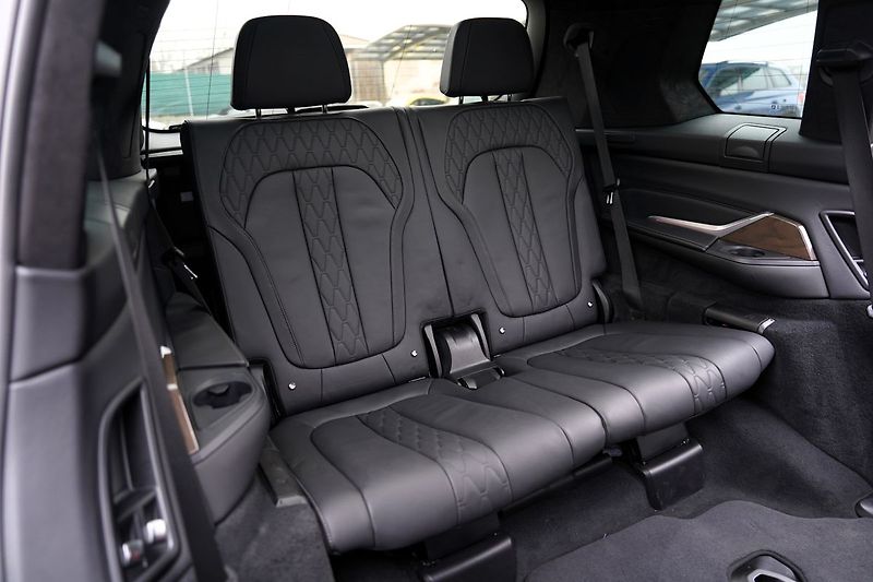 BMW X7 M50i xDrive/AT9/22/ČR/530 PS - fotka 36 z 49